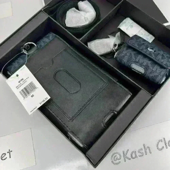 Michael Kors Tech lanyard & Airpod case box set MK Signature Admiral blue - Picture 4 of 7